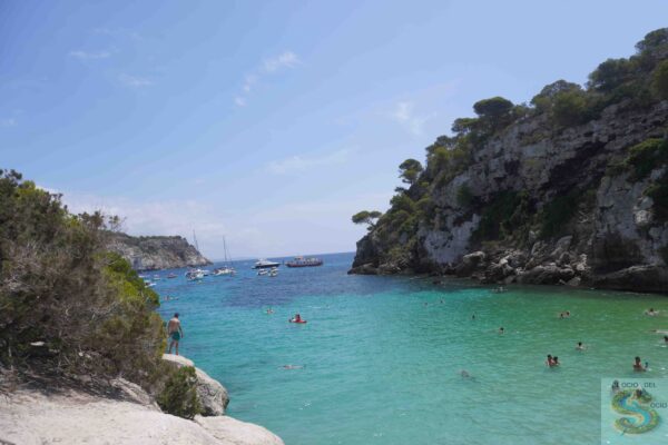 playa con barcos y naturaleza
