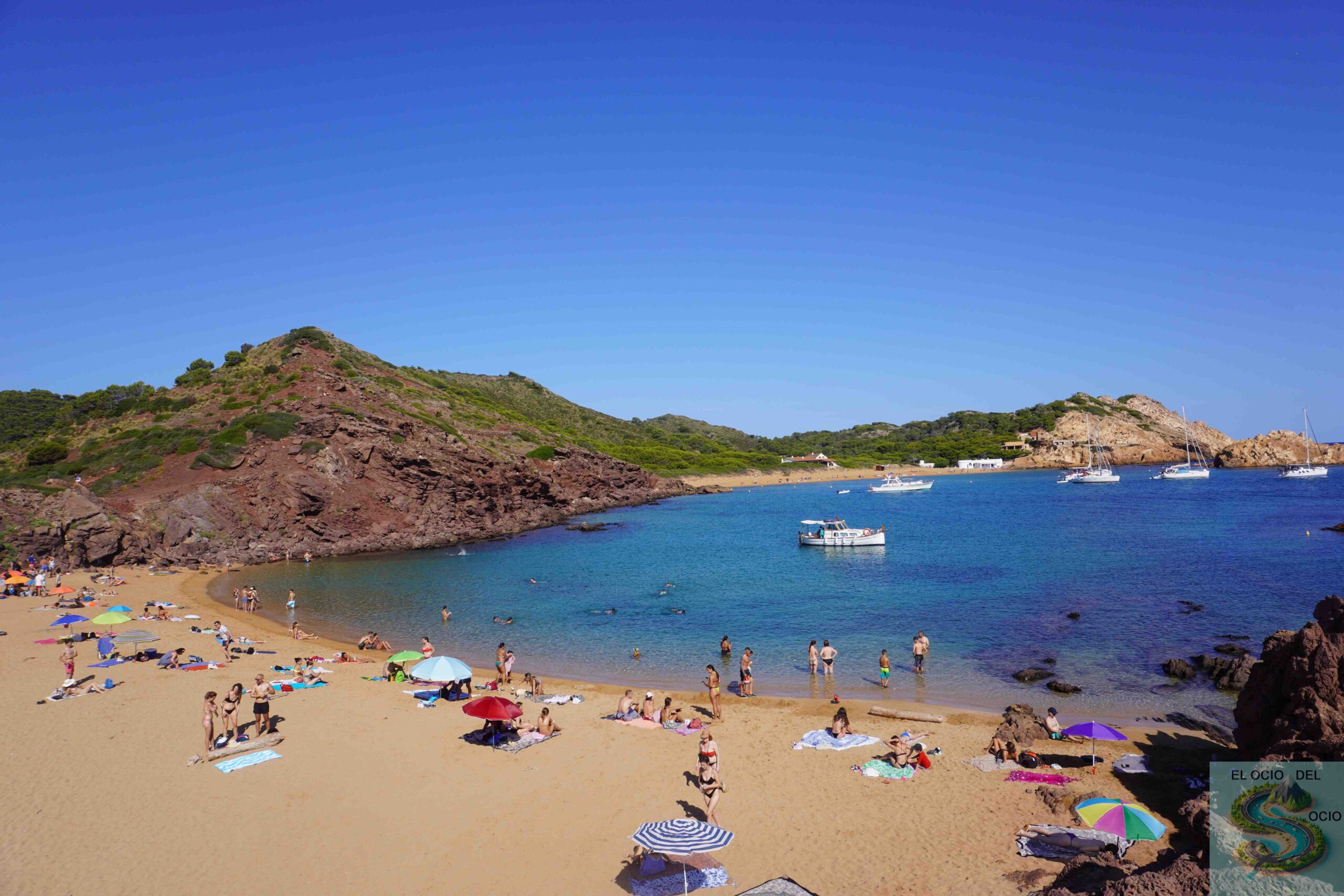 playa con barcos