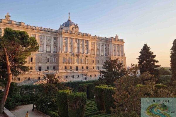 Jardines de Sabatini, con el Palacio Real de Madrid de fondo.