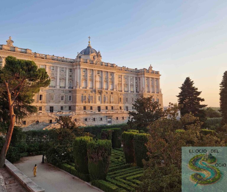 Jardines de Sabatini, con el Palacio Real de Madrid de fondo.