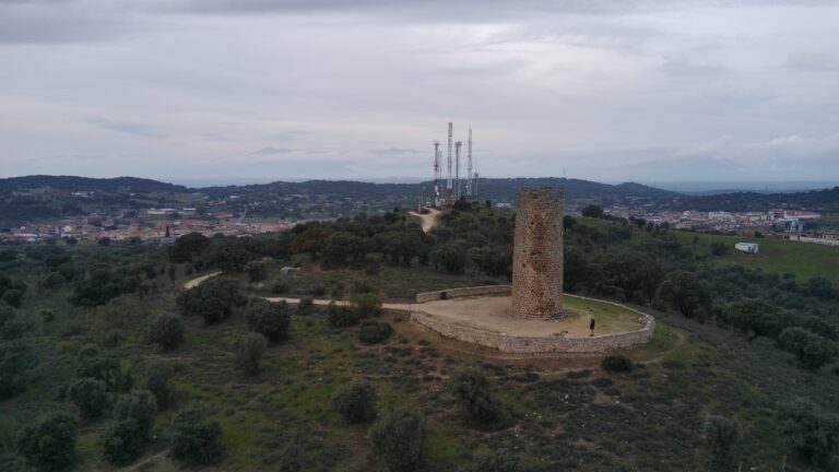 torre rodeada de naturaleza