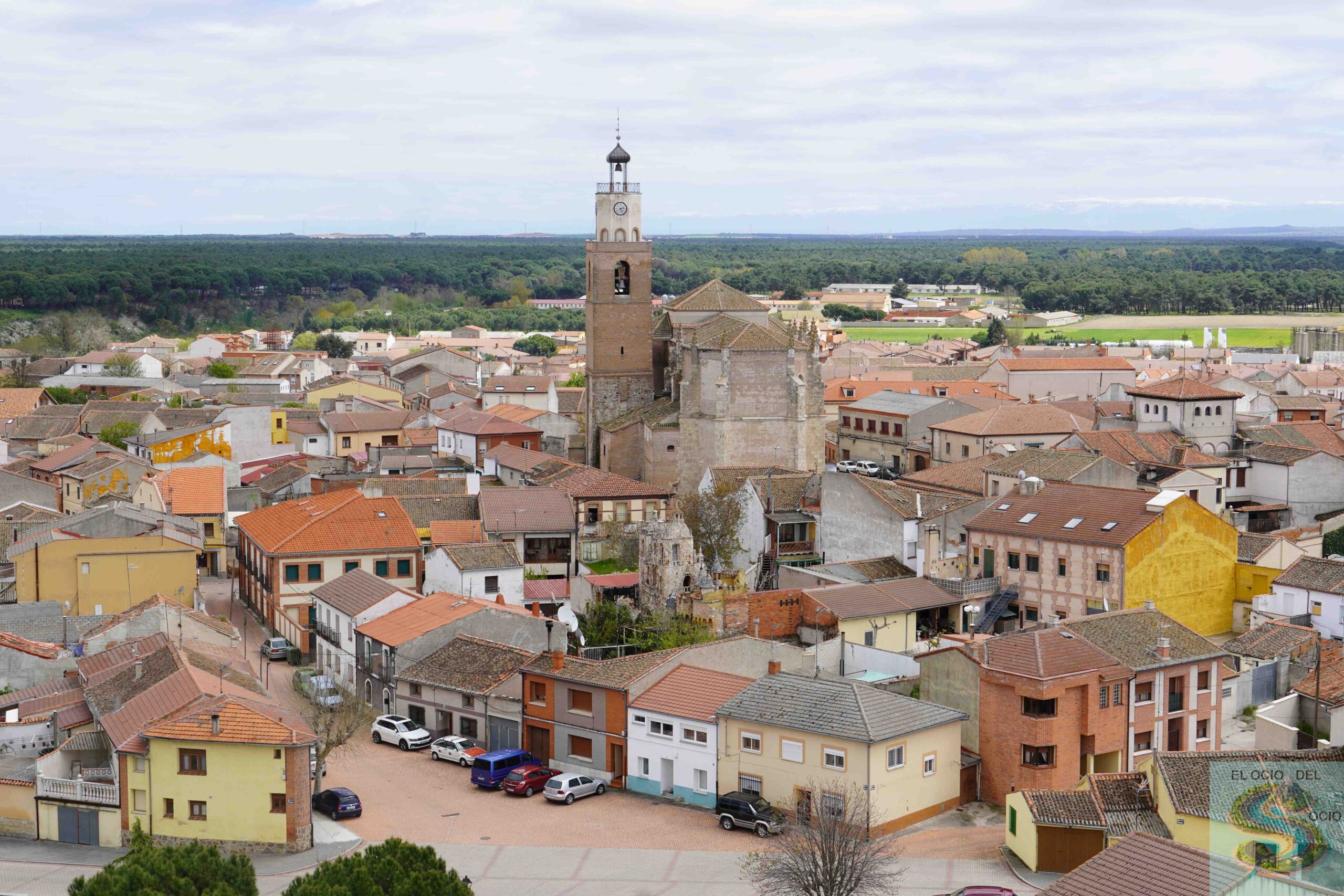 Vista de Iglesia de Santa María la Mayor desde Torre Mudéjar de Coca