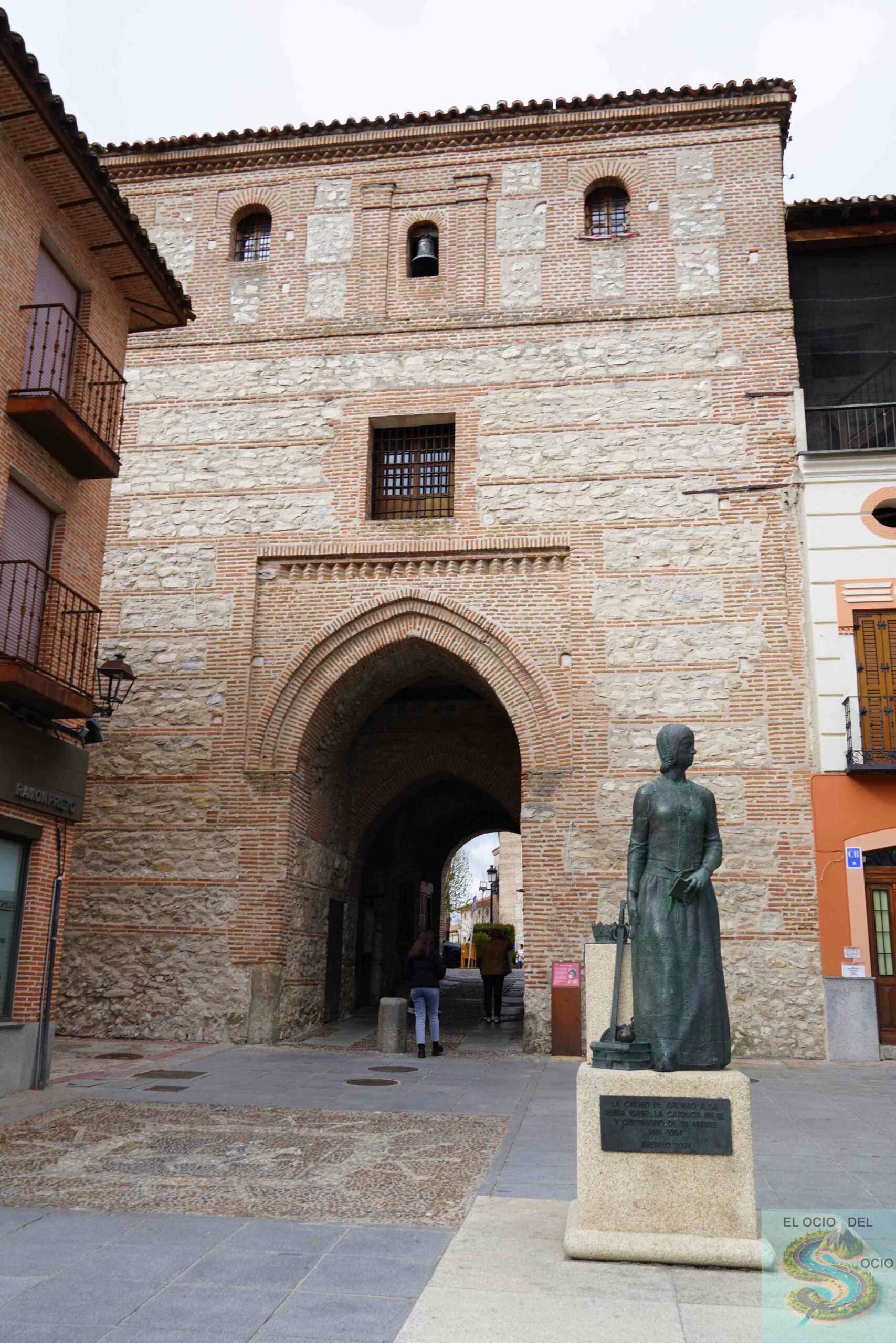 Arco del Alcocer y Estatua de Isabel la Católica, Arévalo (Ávila)