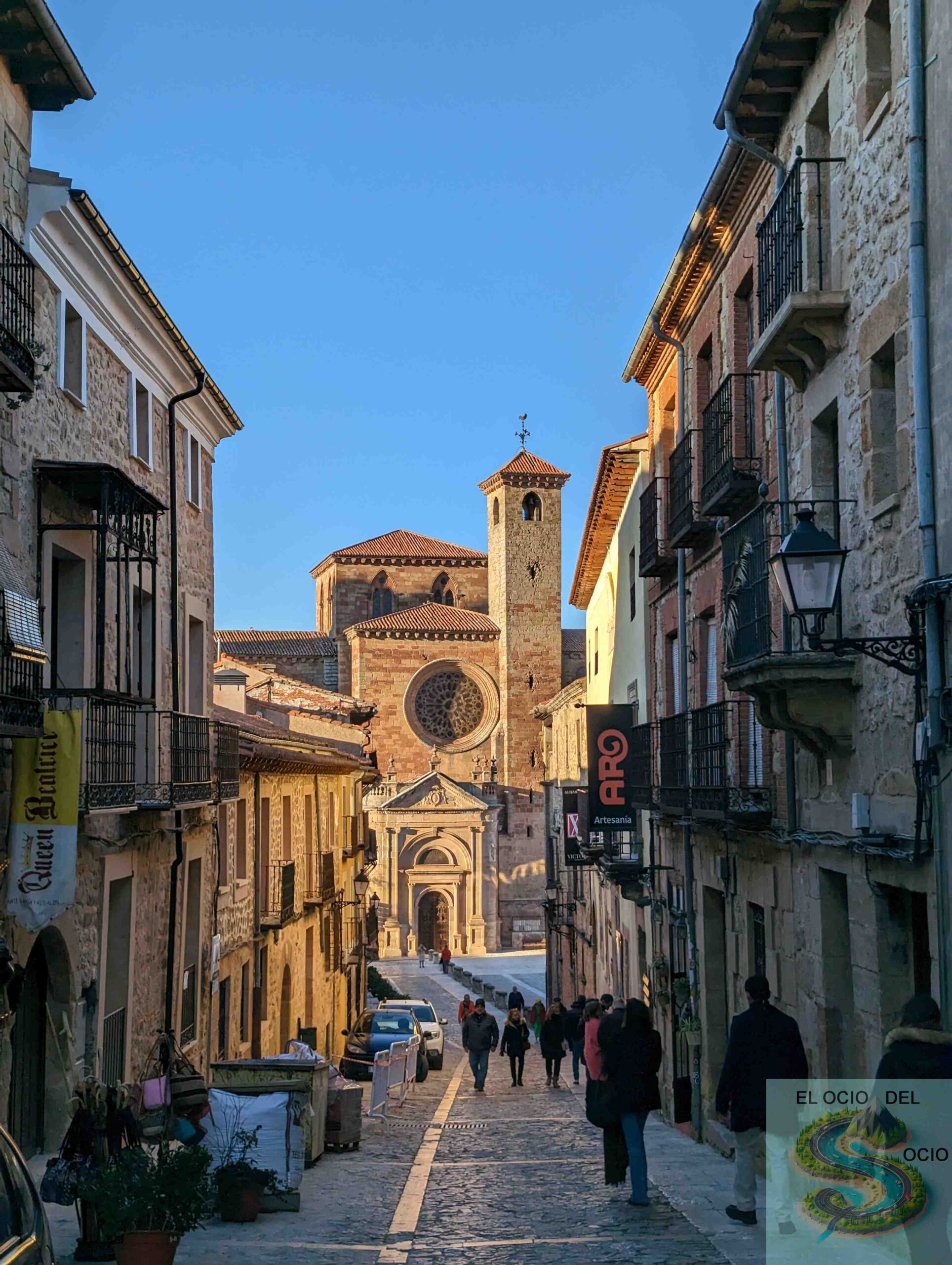 Calle Mayor con la Catedral de Santa María de fondo, en Sigüenza, Guadalajara, España