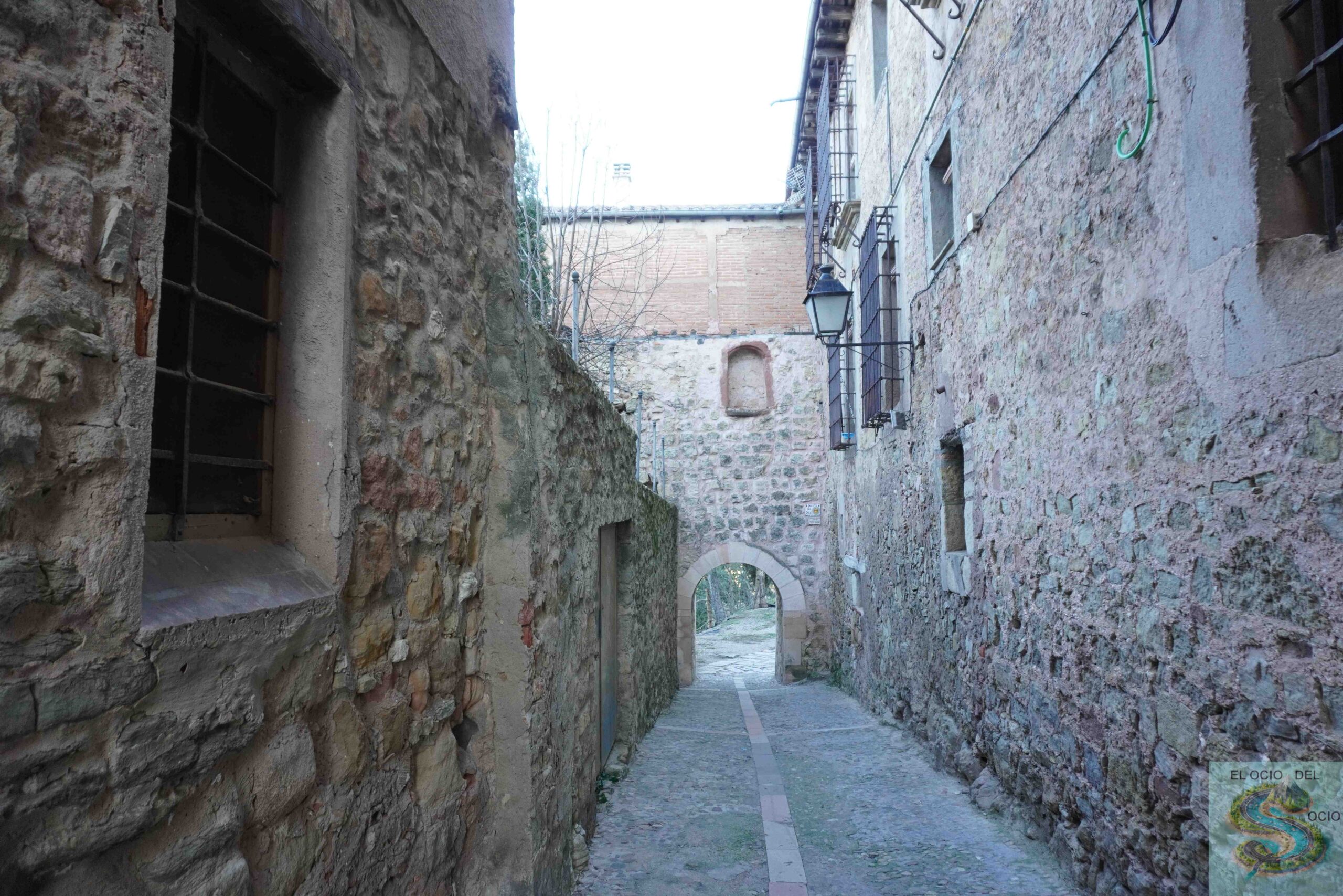 Calle estrecha empedrada casco antiguo Sigüenza, Guadalajara, España