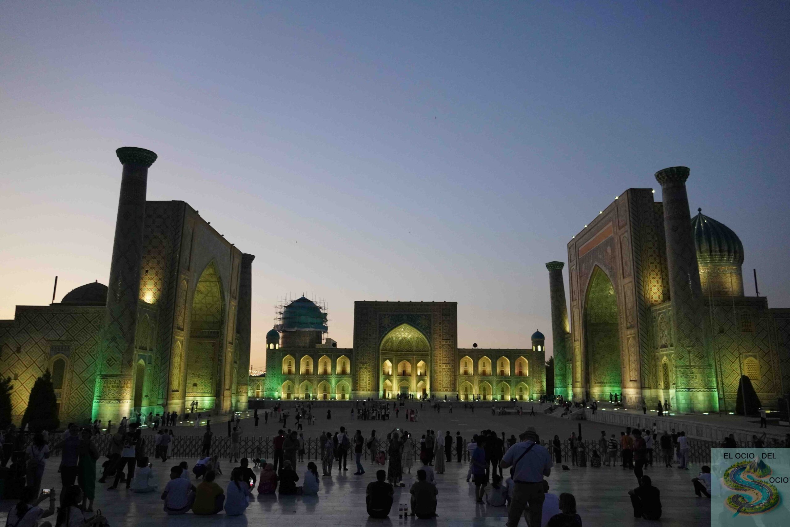 Plaza Registán de noche, Samarcanda, Uzbekistán