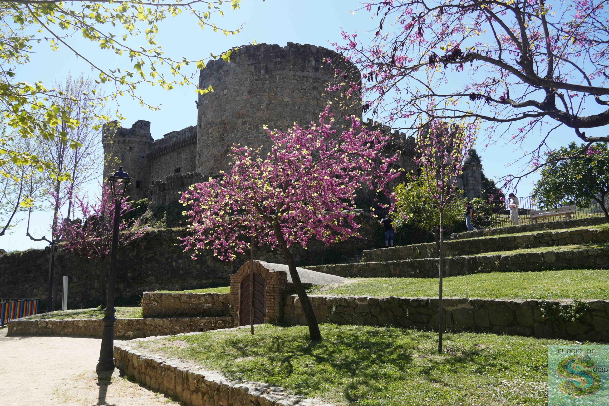 Castillo de Mombeltrán desde el parque adyacente (Ávila)