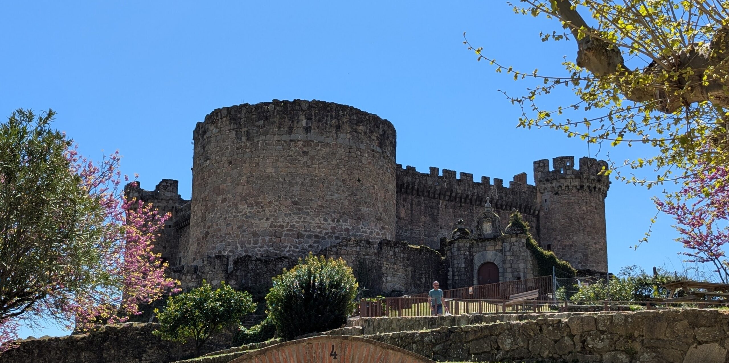 Castillo de Mombeltrán visto de frente (Ávila)