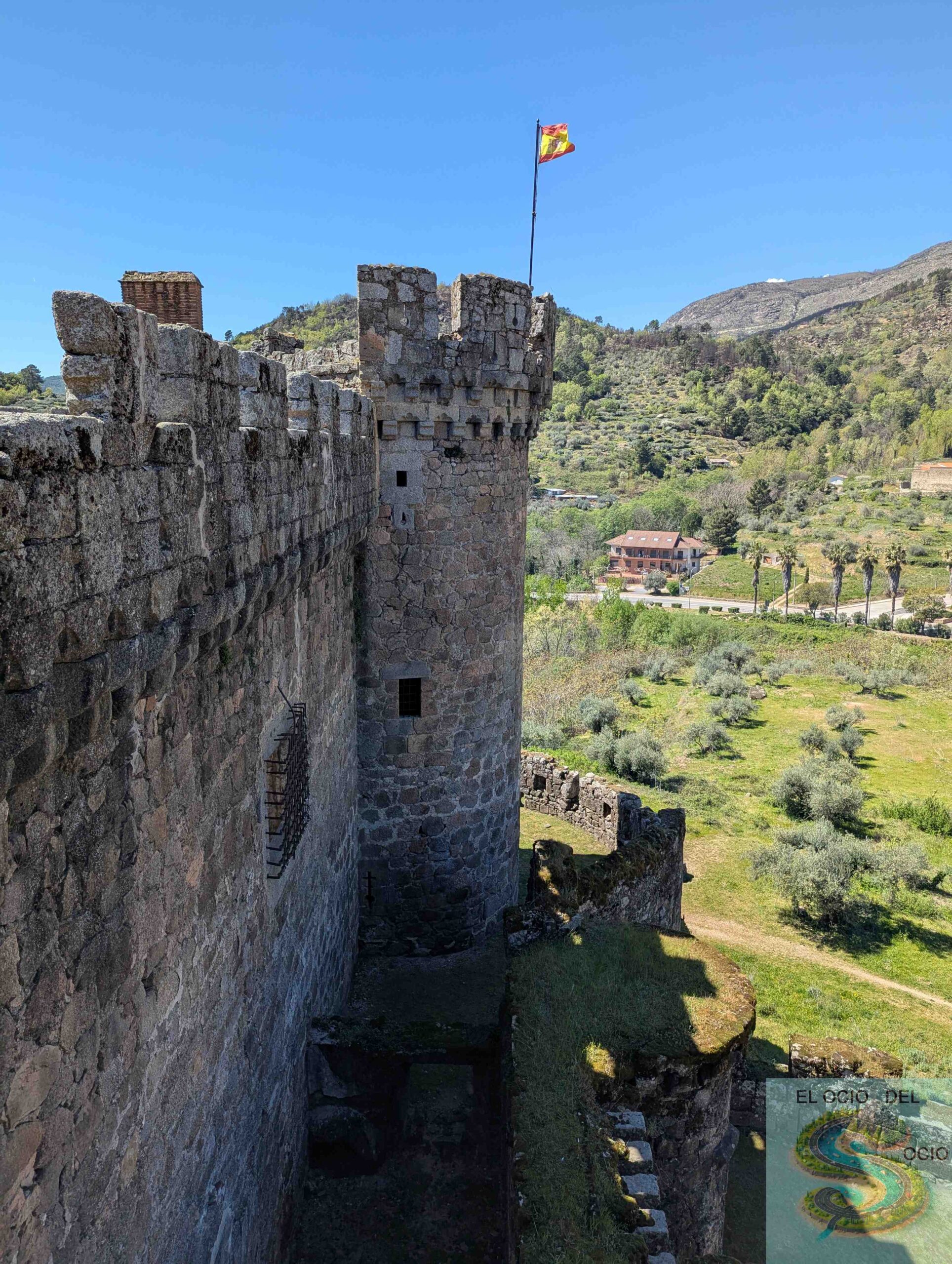 Exterior Castillo Mombeltrán visto desde la Torre del Homenaje (Ávila)
