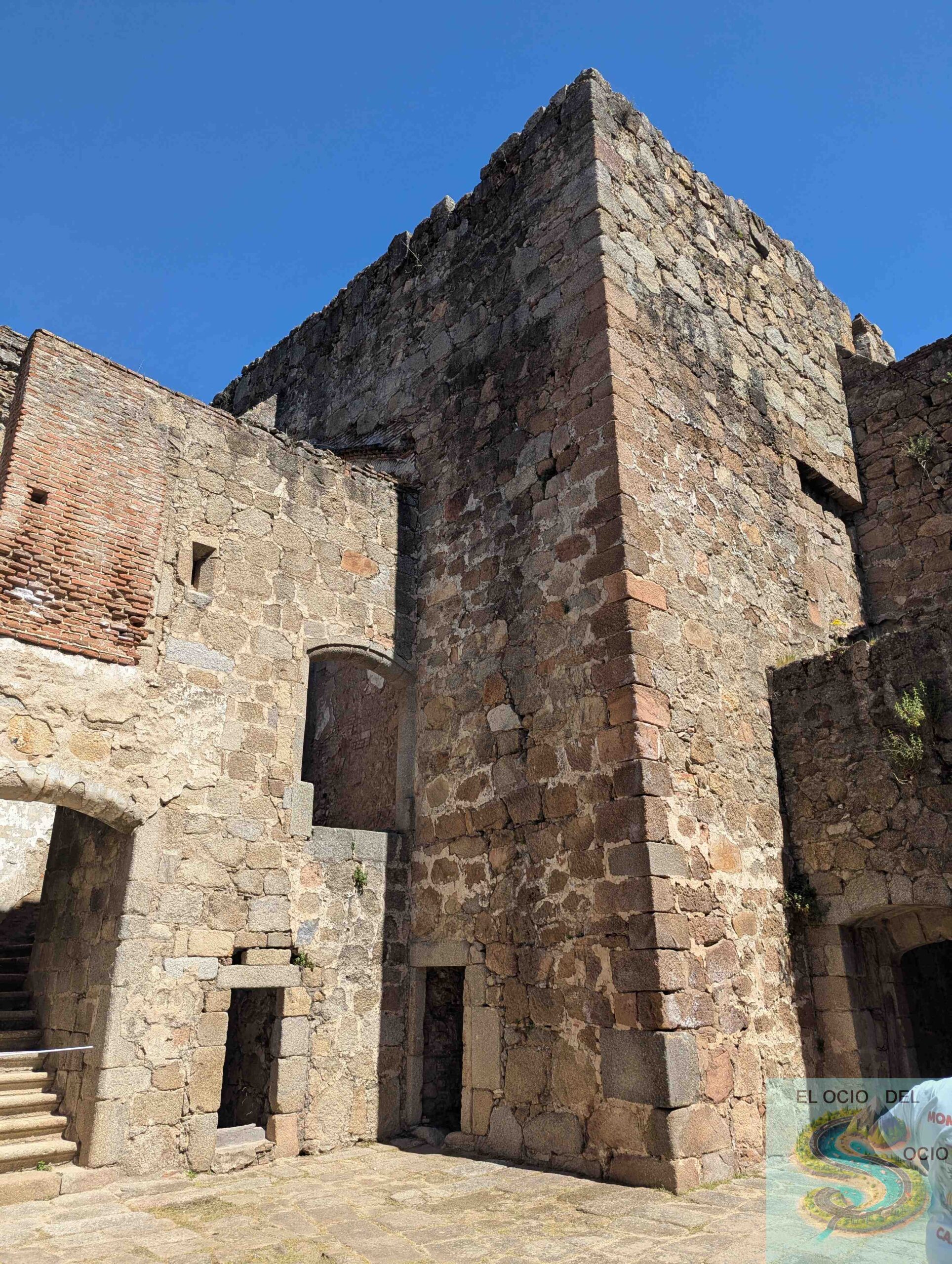 Interior Castillo Duques de Albuquerque, Mombeltrán (Ávila)