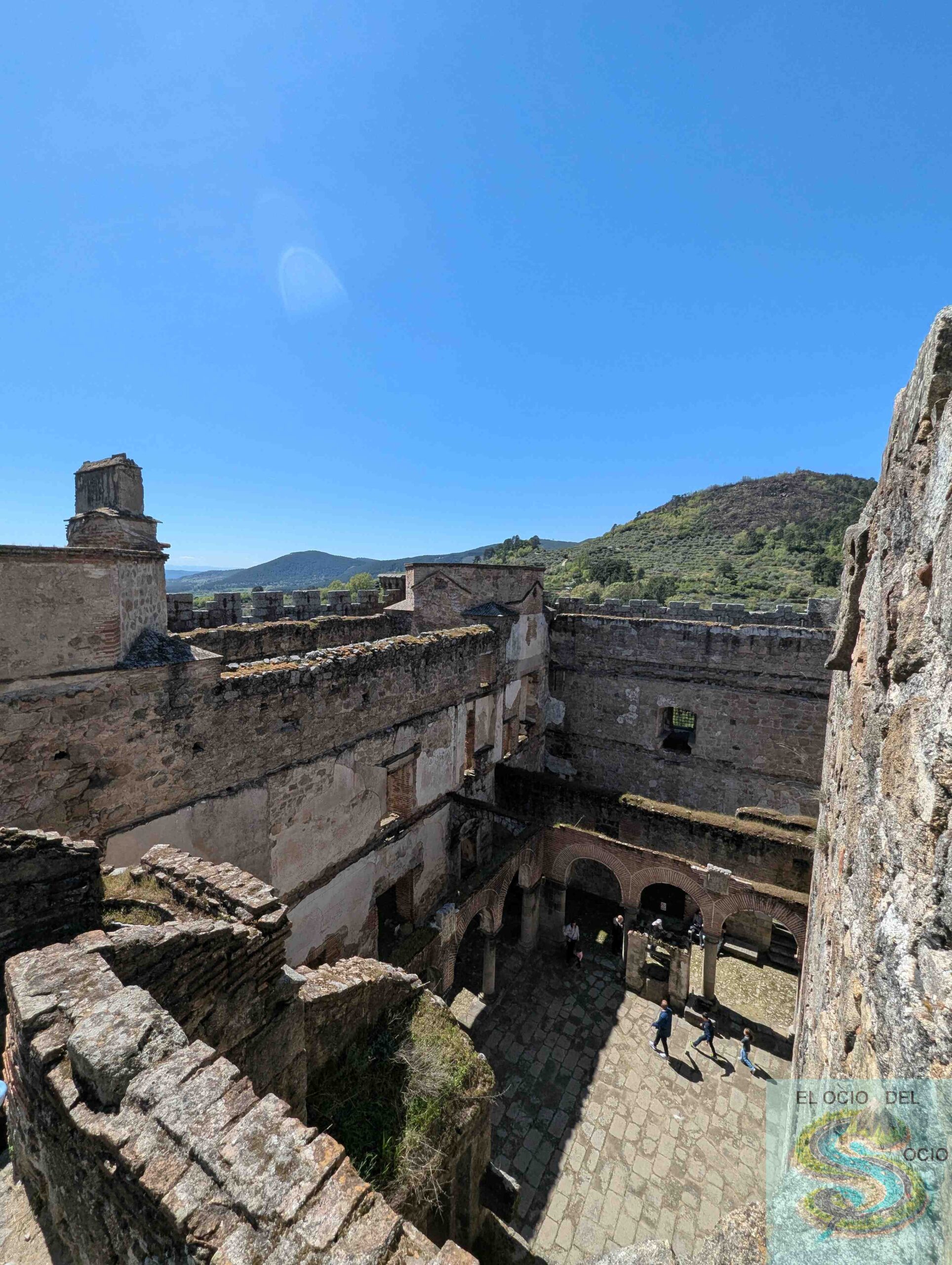 Patio de armas Castillo de Mombeltrán visto desde entrada a torre del homenaje (Ávila)