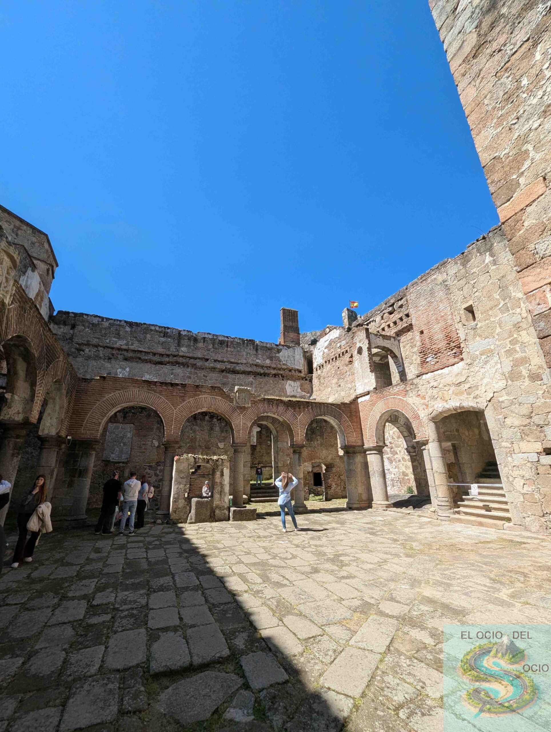Patio de armas del Castillo de Mombeltrán (Ávila)