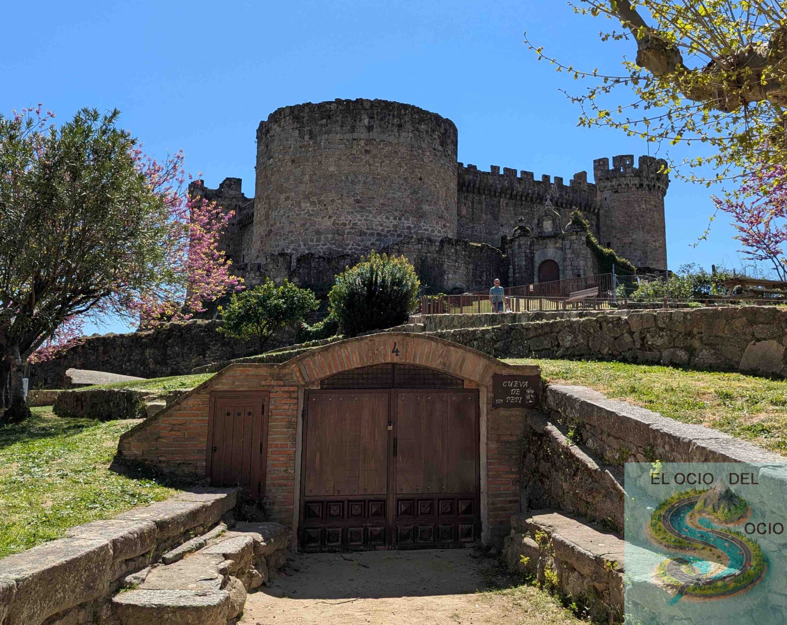 Vista frontal Castillo de Mombeltrán (Ávila)