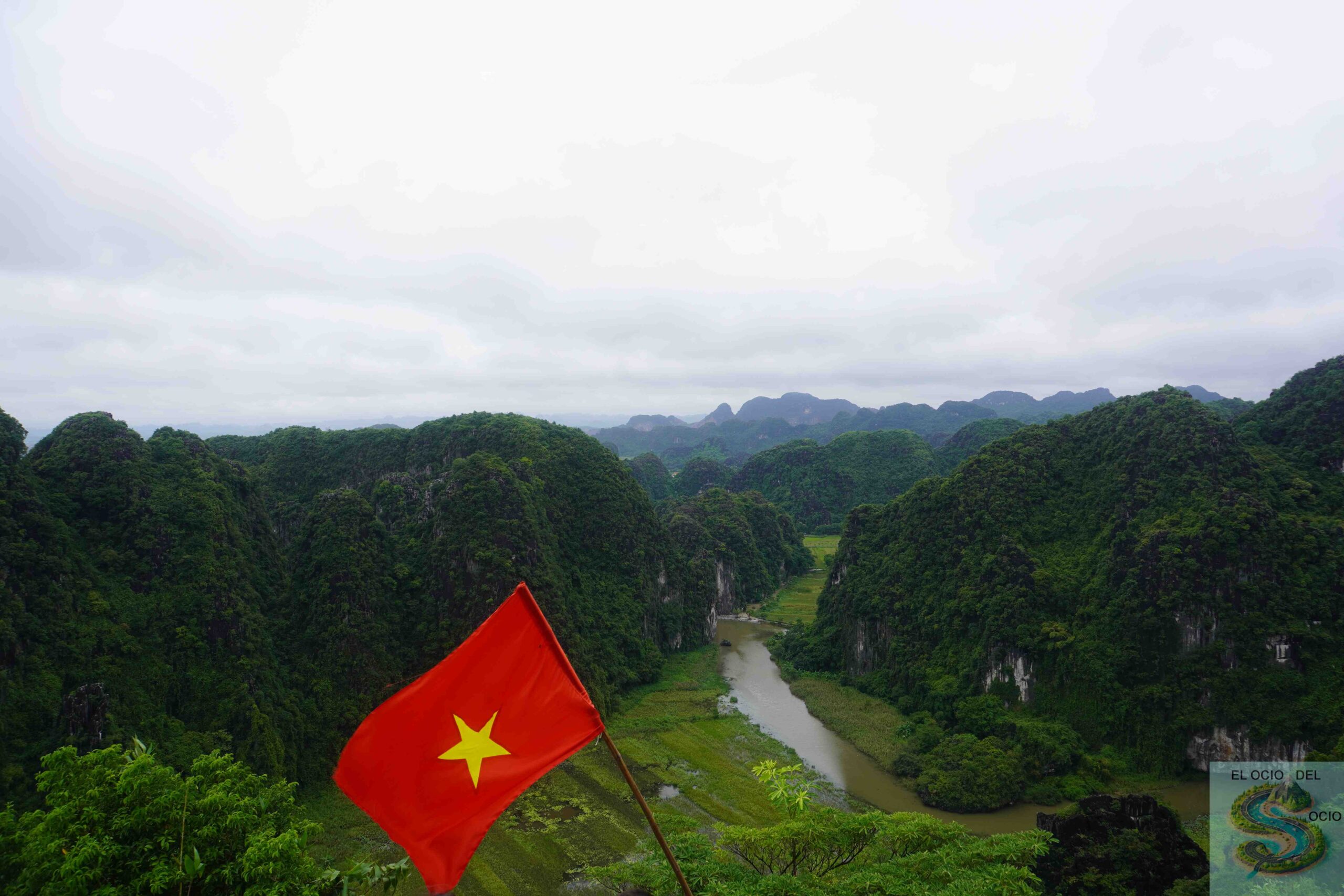 Mua Caves - Ninh Binh vista panorámica bandera Vietnam