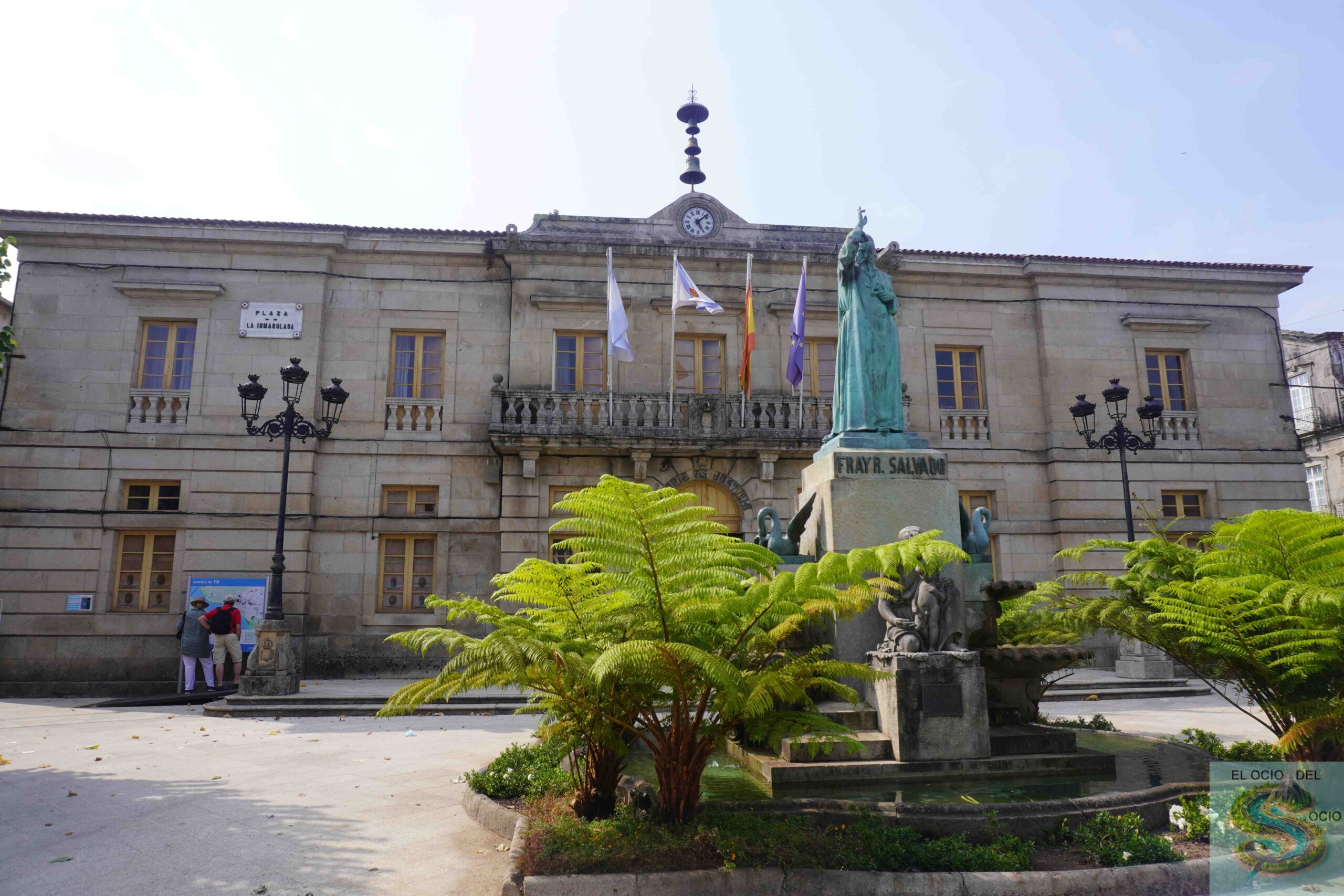 ayuntamiento tui estatua tuy