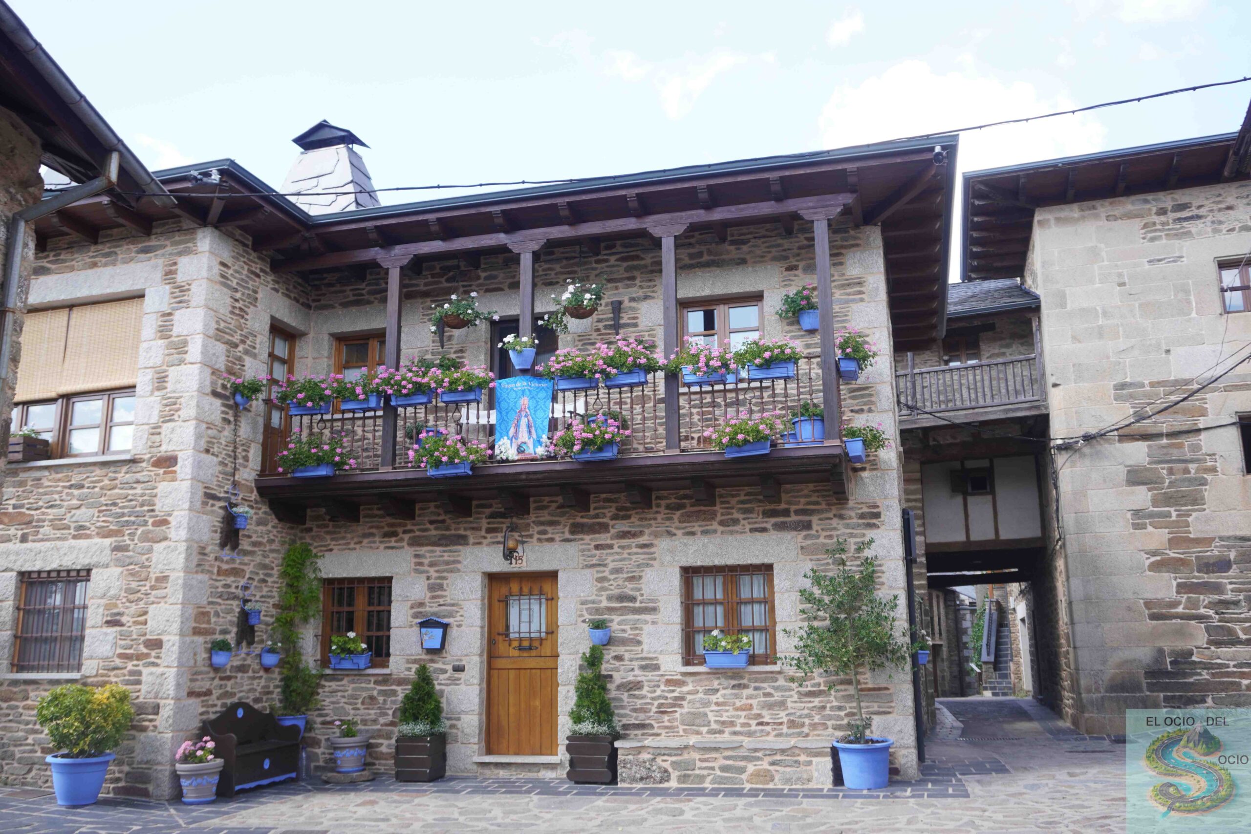 casa con balcon floreado puebladesanabria