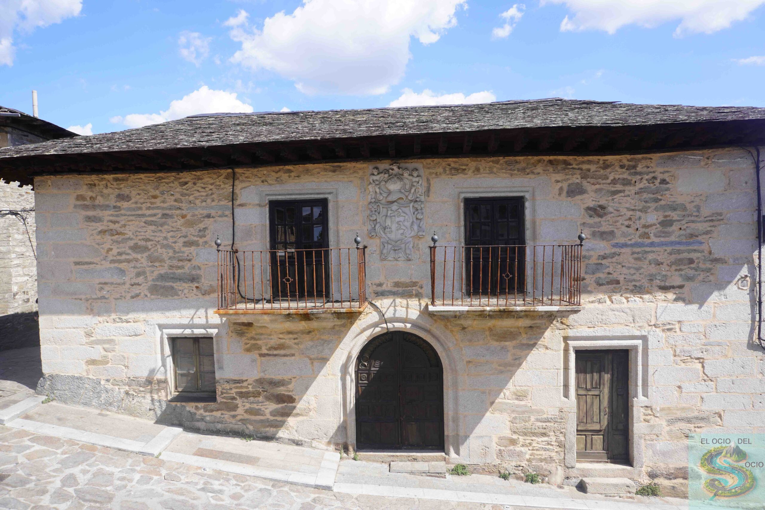 casa con escudo puebladesanabria