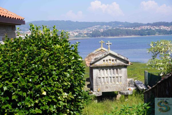 horreo frente al mar combarro