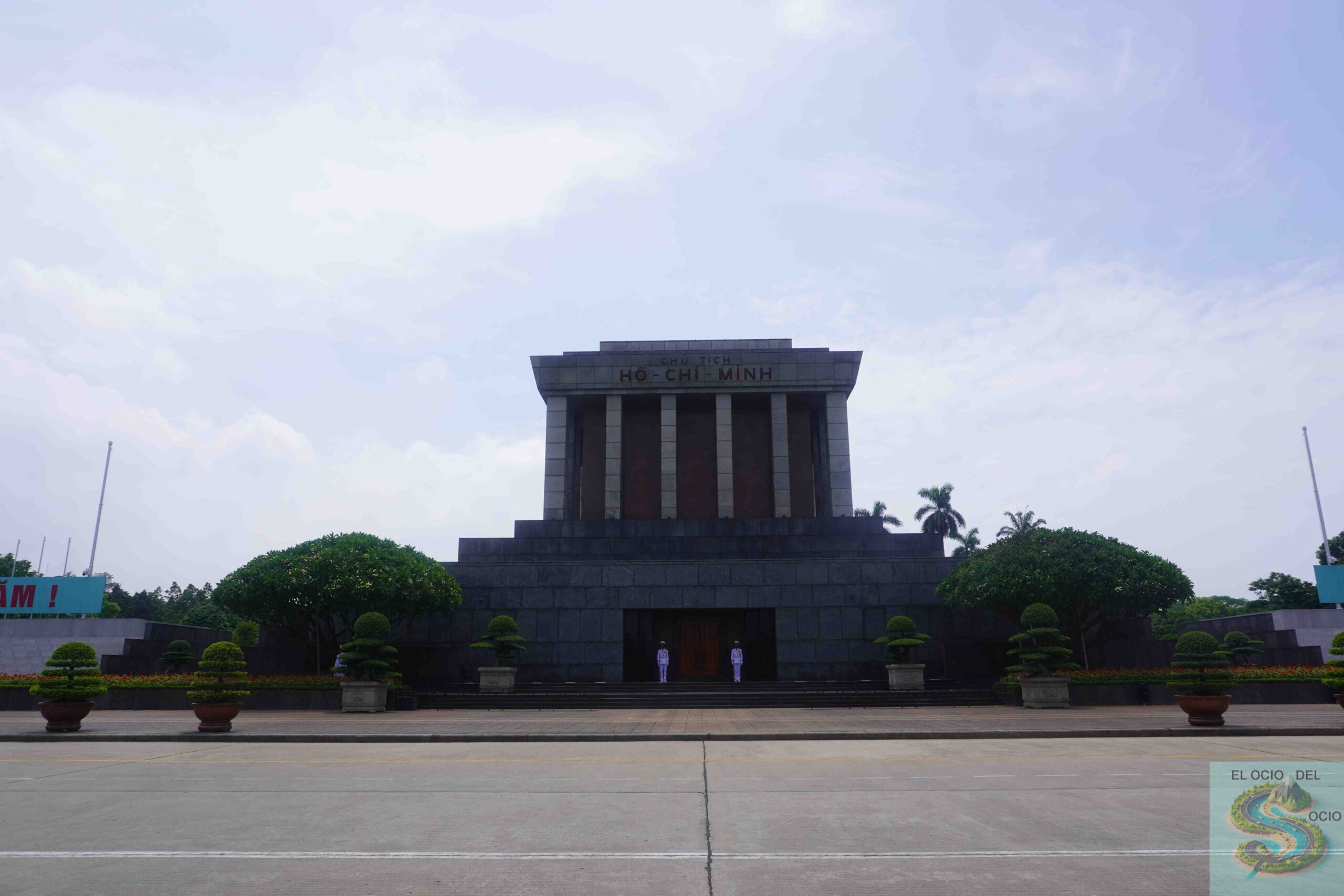 mausoleo ho chi minh hanoi