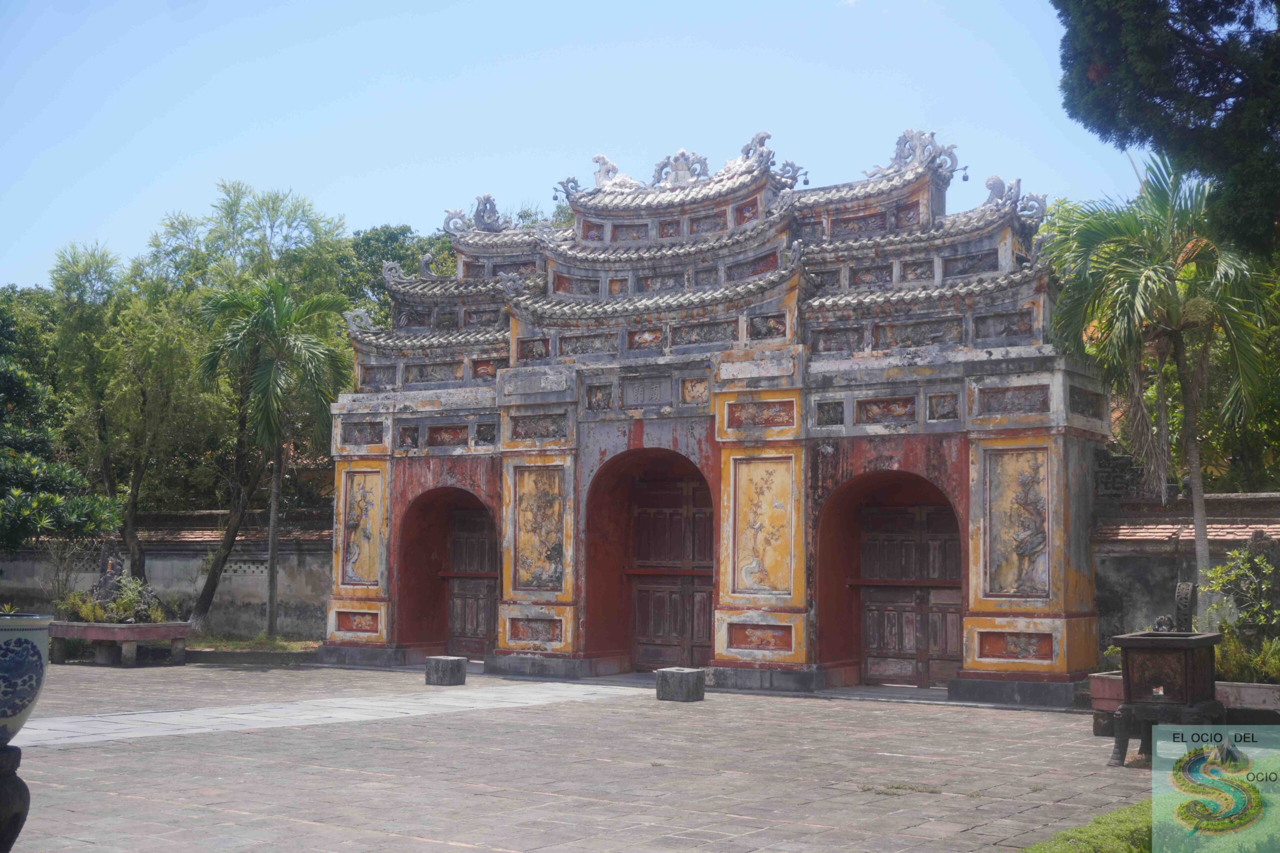 puerta ornamental antigua hue