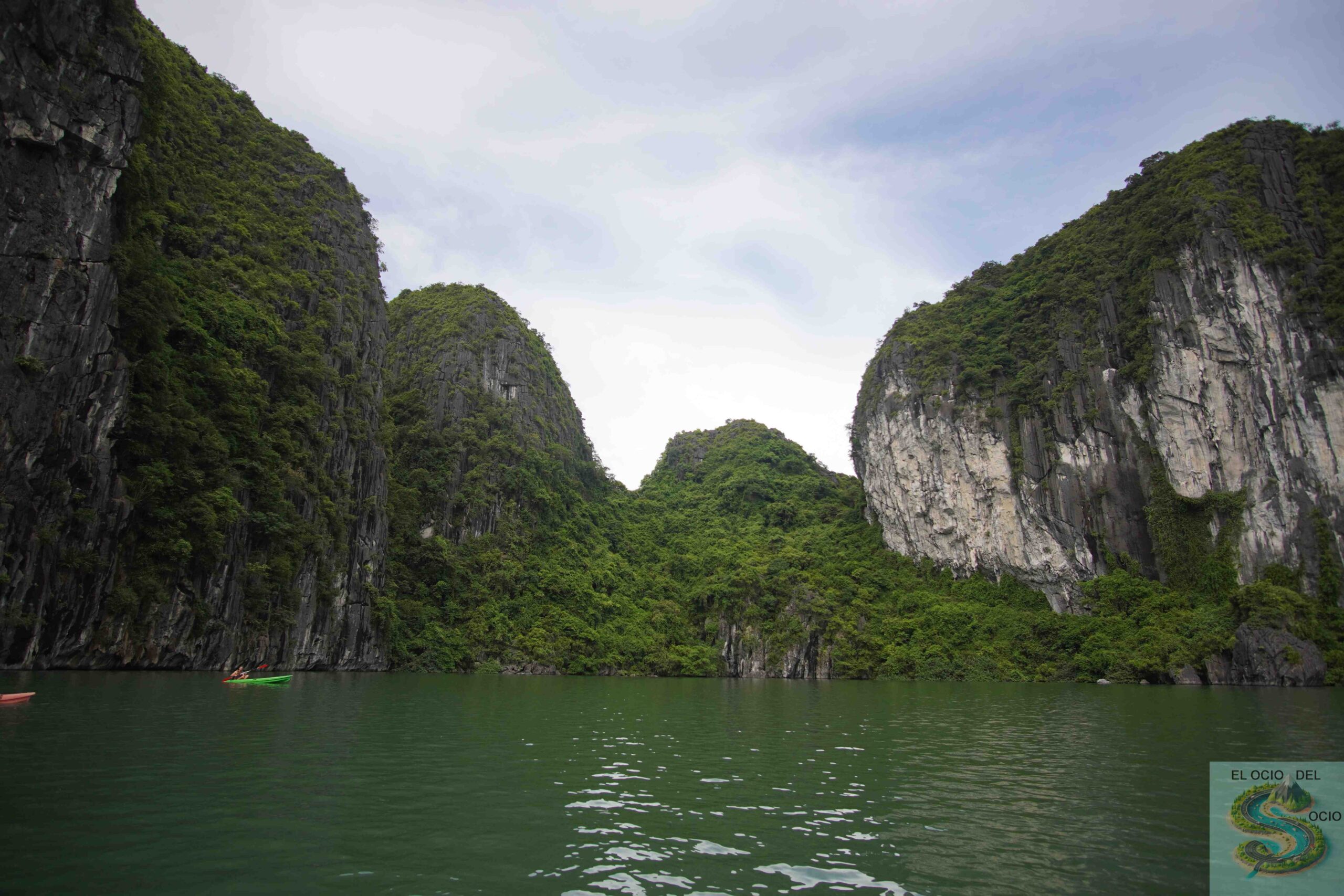 montanas karsicas kayak bahia halong