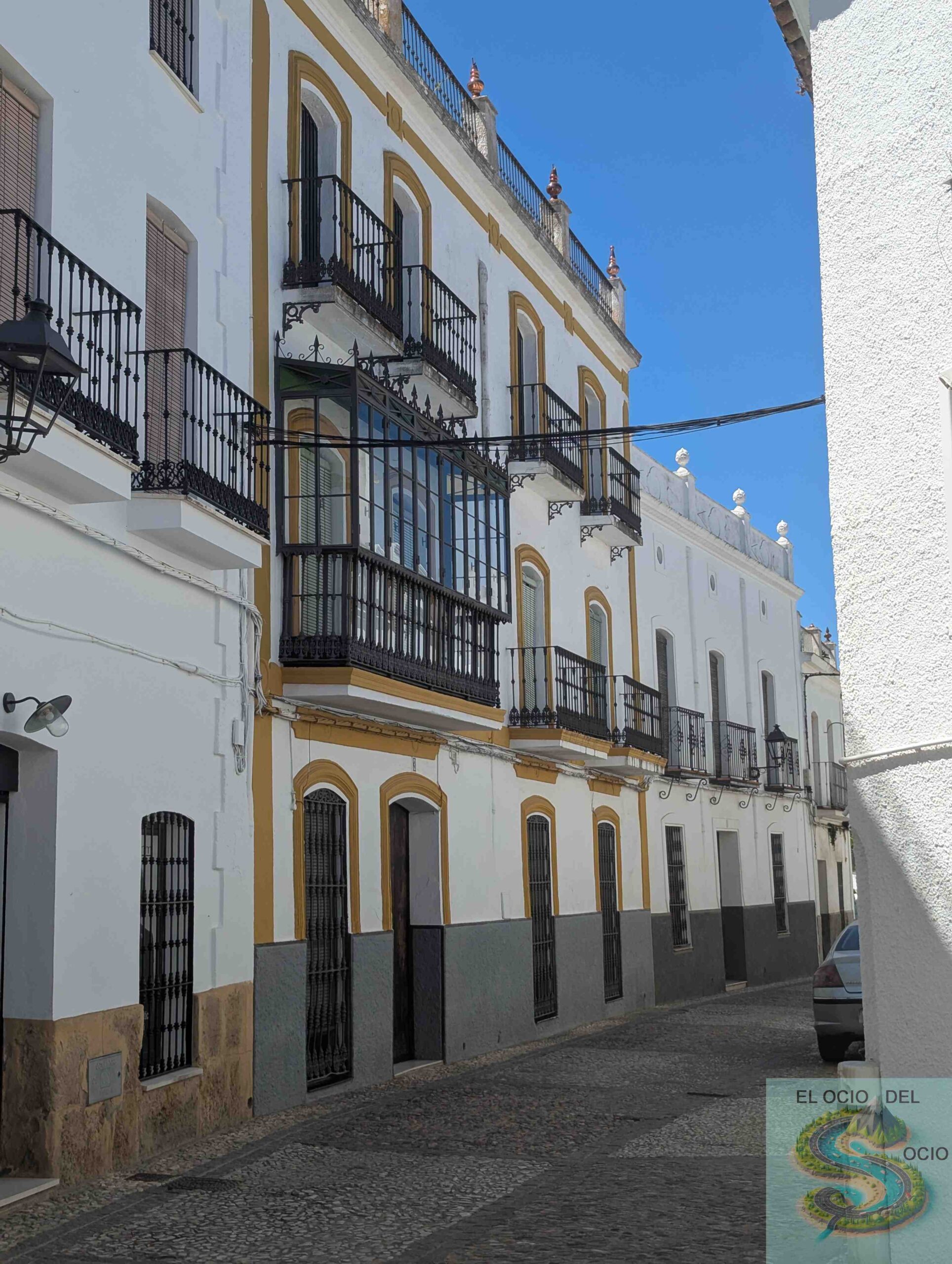 calle con balcones zufre